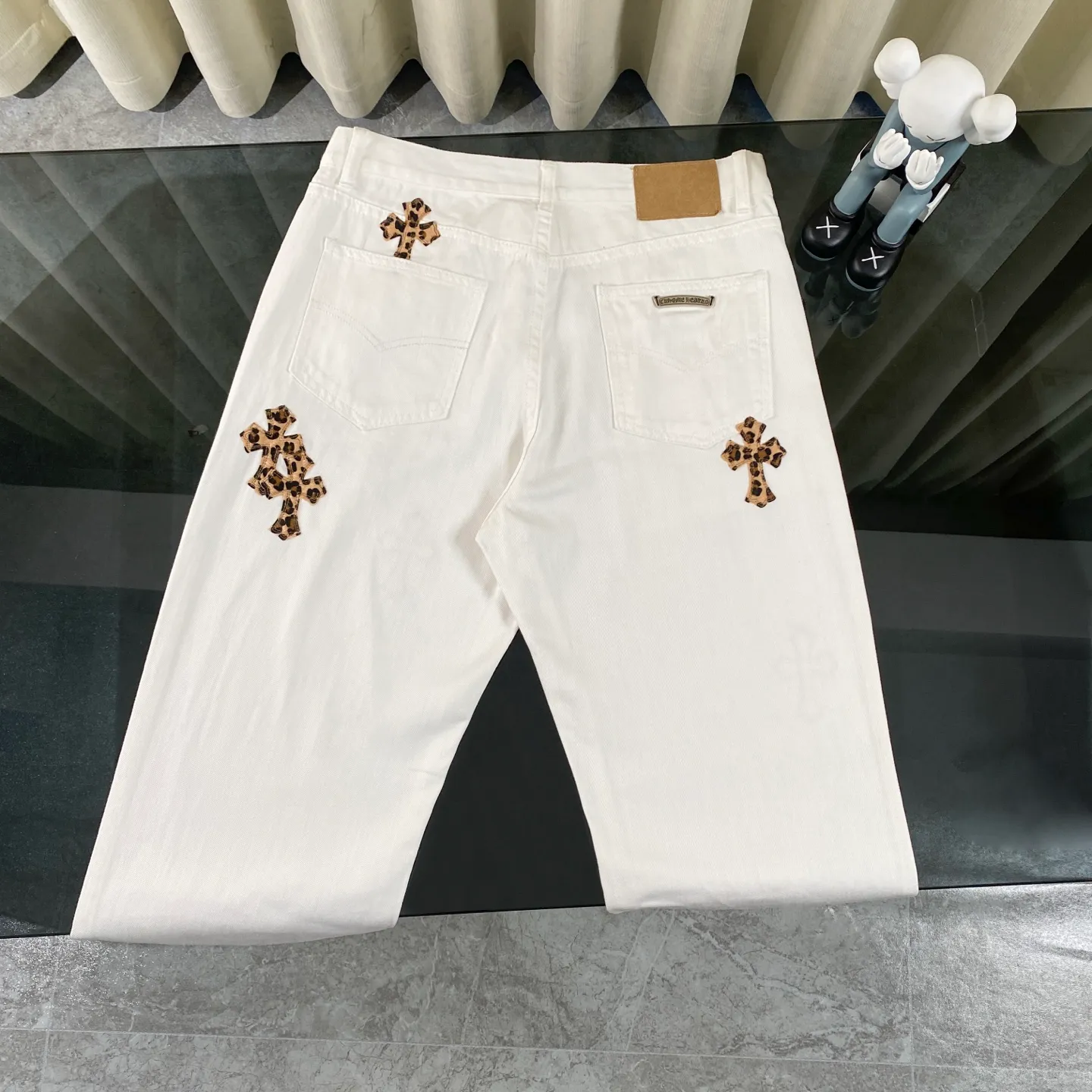 P240 CH Chromehearts 2025 new Mattyboy hand-painted custom CH painted graffiti leopard print cross patchwork leather jeans jeans jeans top ceiling quality styles with different washed textures, very friendly to people with thin legs and thick legs, the straight and loose version is very flattering to the leg shape. Timeless and moderate length, easy to match with casual, basic styling for various styles, a must-have in the wardrobe! The fabric is stiff but also makes the upper body soft without losing texture. The washing process is even more perfect. It is a must-have item for everyone! ! ! Washed wheat, hang tag, pants label, three complete labels, color: white, size: 28, 30, 32, 34